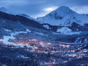 Contemporary 3 Bedroom Ski In, Ski Out Condo With Pool And Hot Tub In Snowmass Village
